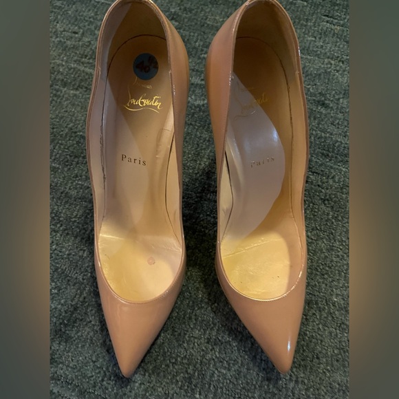 Christian louboutin size 40, red bottom shoe, Tan color very classic(red botton) - Picture 2 of 7